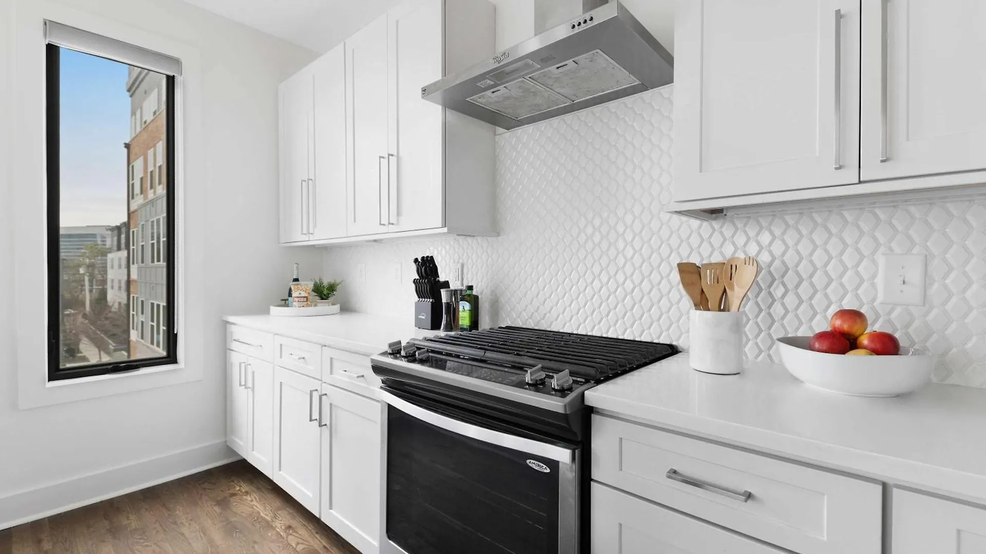The Hawkins House - Walk To Gulch, Rooftop Views! Nashville Tatil Evi